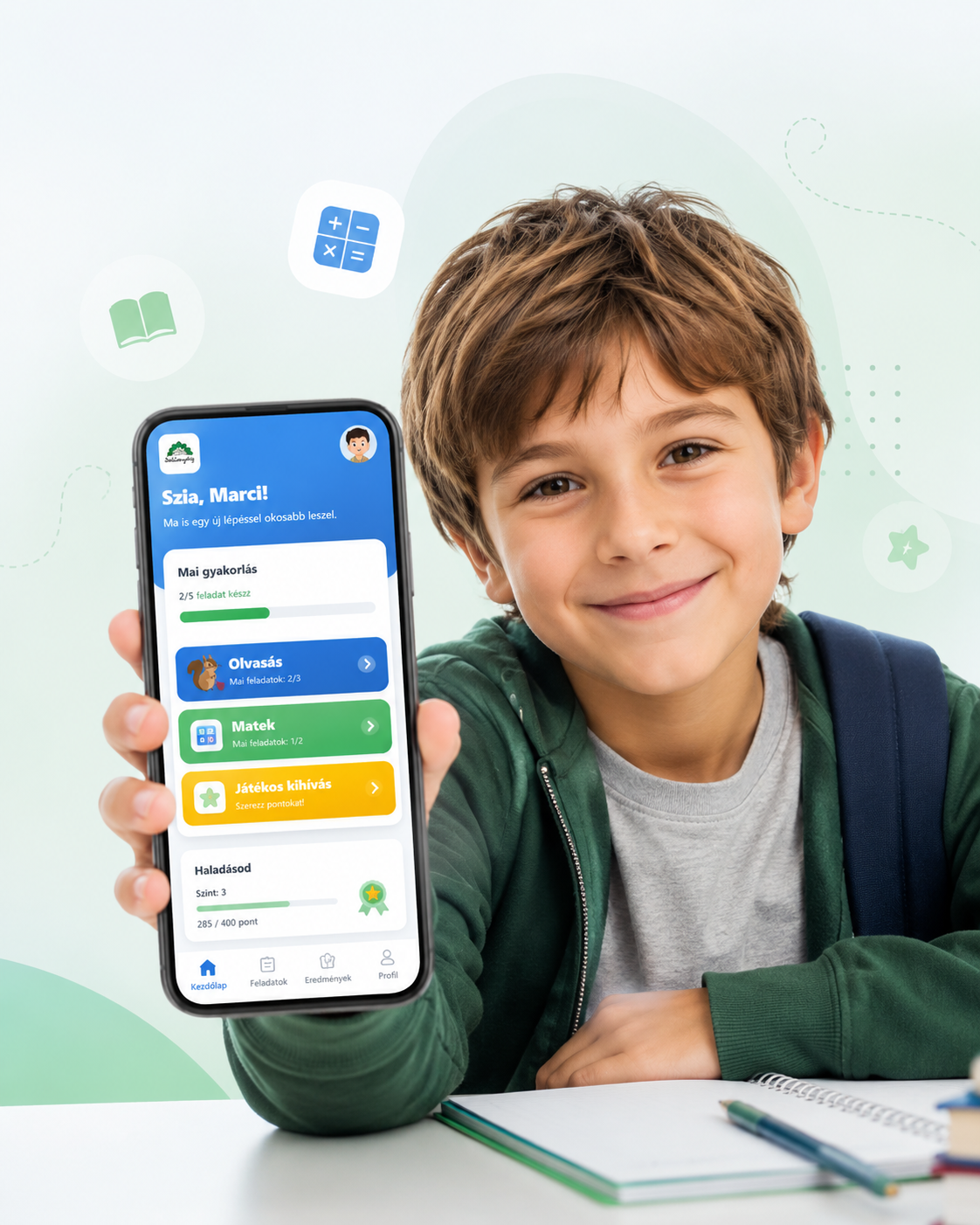 Mosolygó alsós kisfiú telefonnal, amelyen a Sulijó Digitális Gyakorló felülete látható
